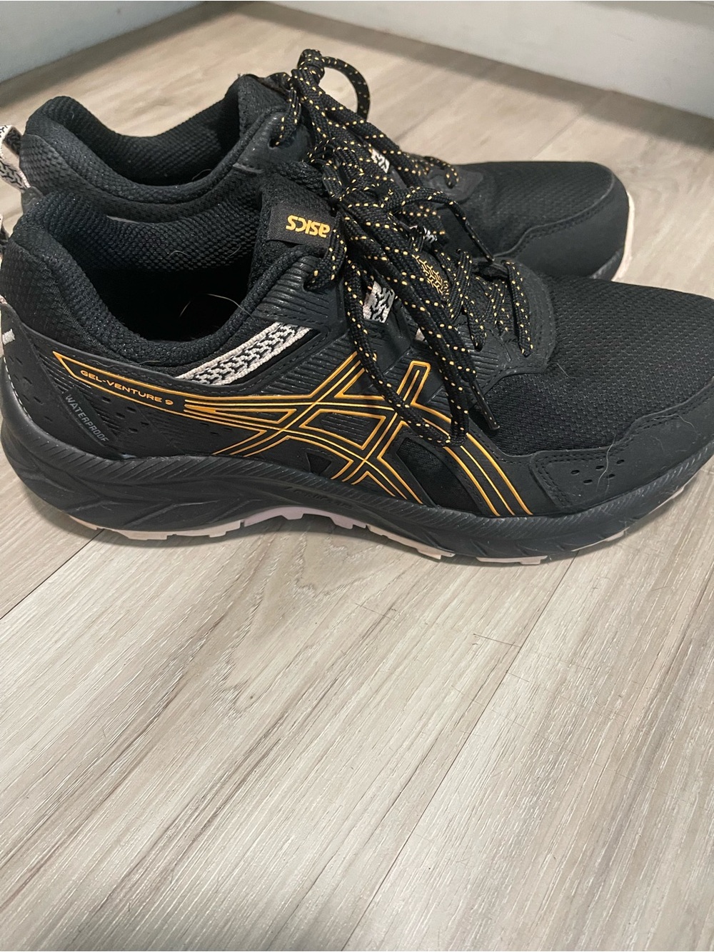 ASICS gel-venture waterproof Women’s Black & orange Running Shoes size 8
